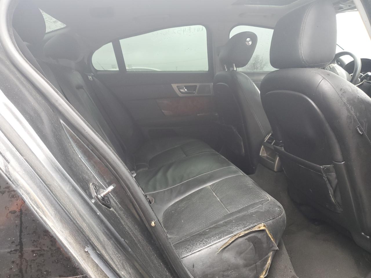 2010 Jaguar XF - Image 10