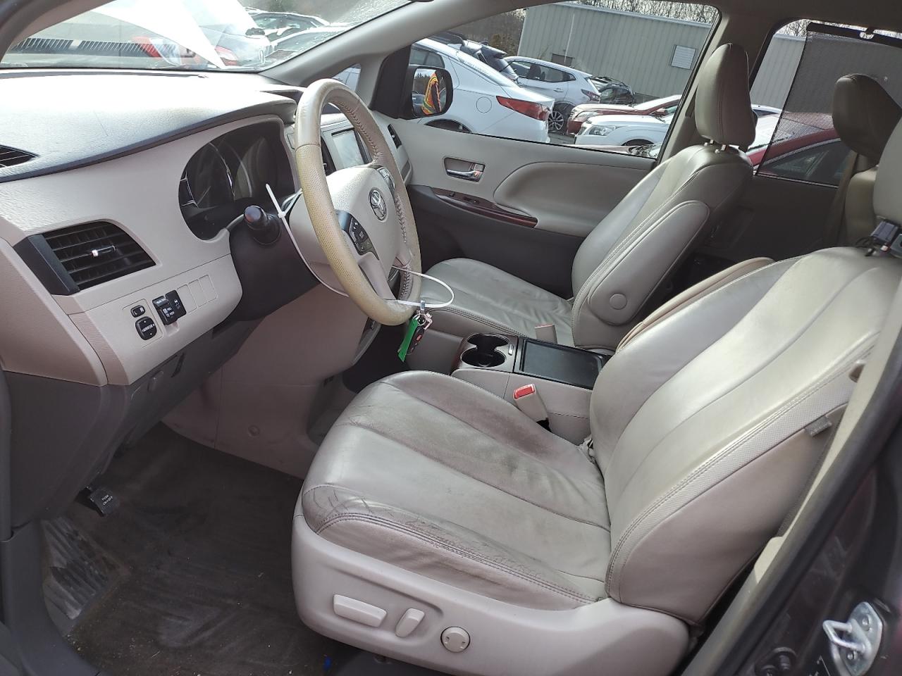 2013 Toyota Sienna - Image 7