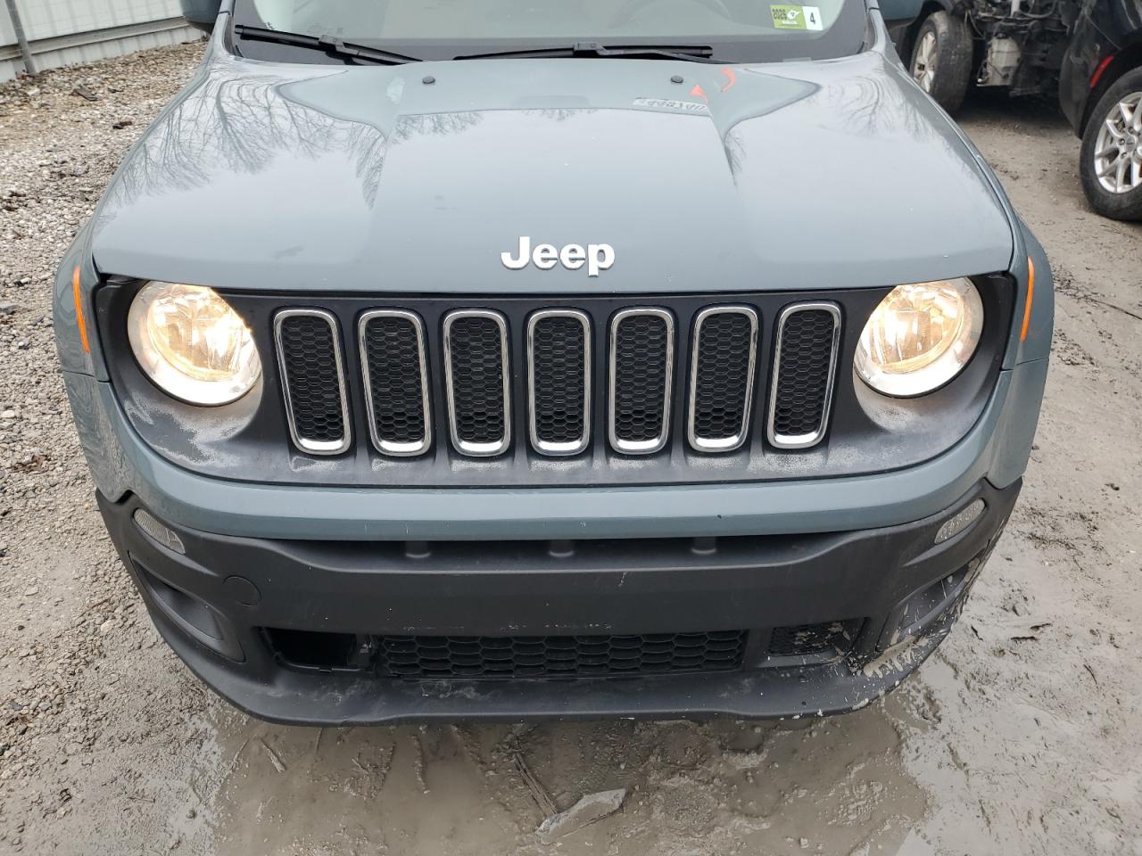 2017 Jeep Renegade - Image 11