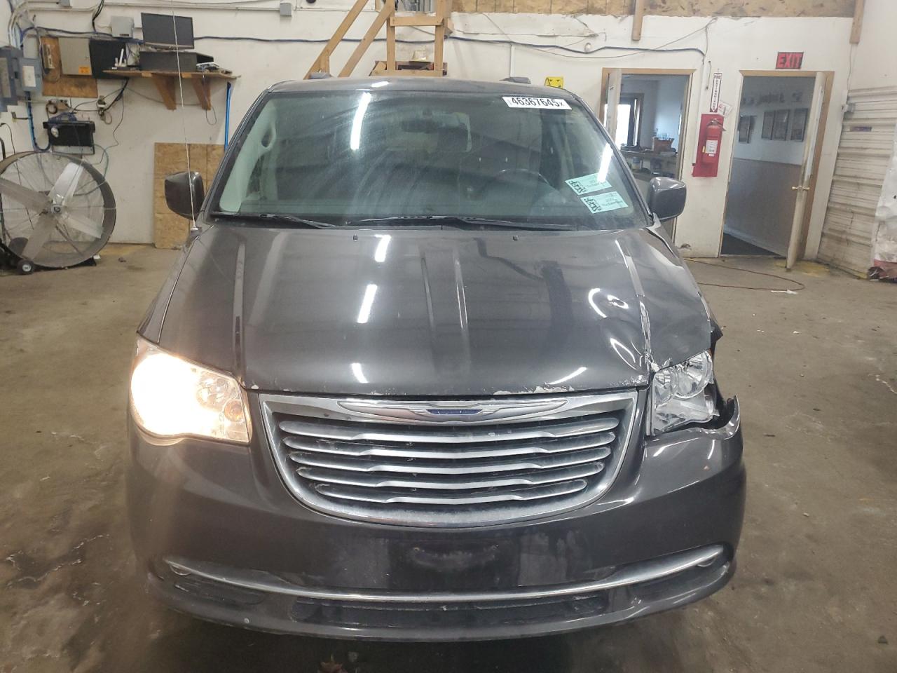 2016 Chrysler Town & Country - Image 5