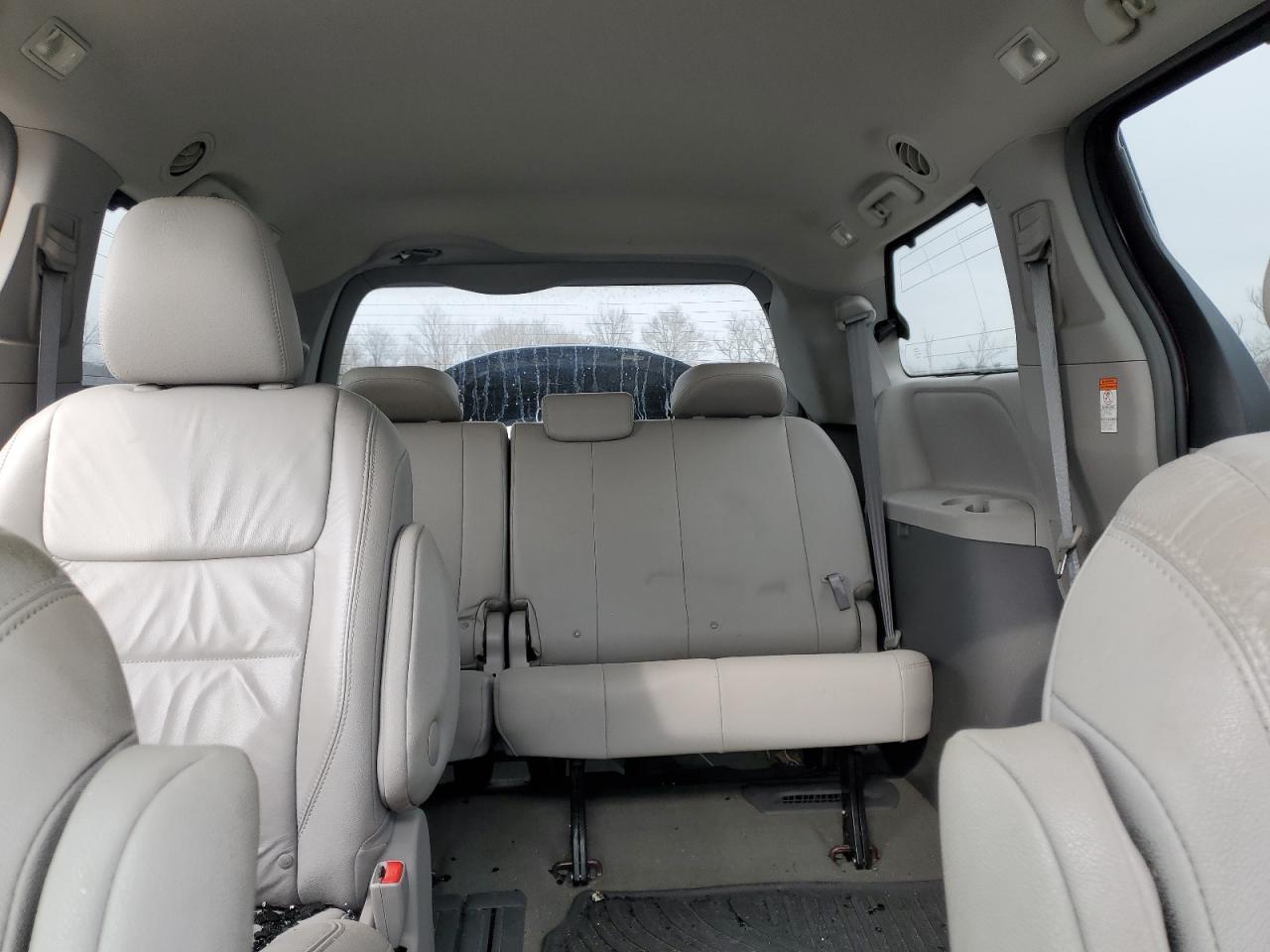 2017 Toyota Sienna - Image 10