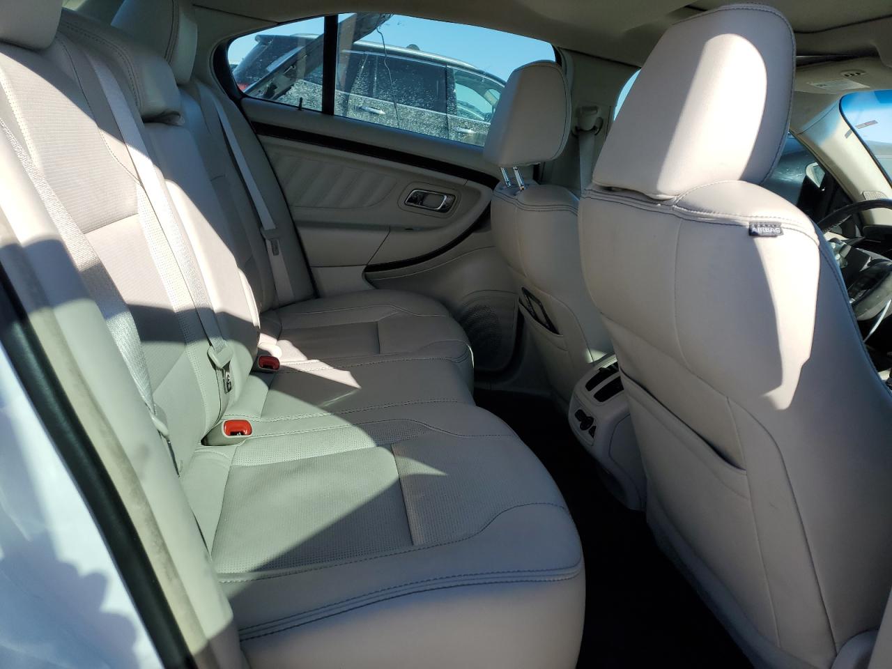 2011 Ford Taurus - Image 10