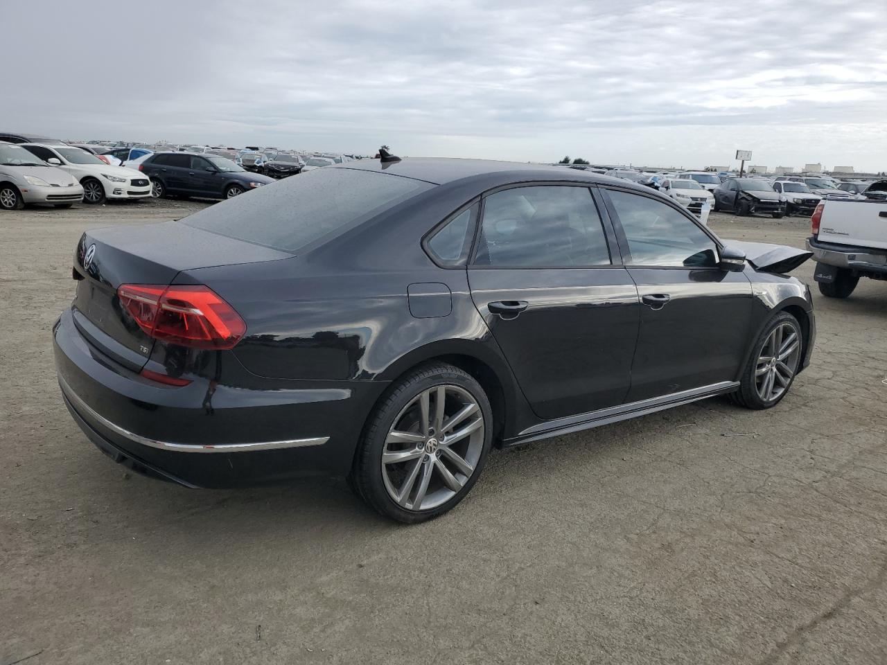 2018 Volkswagen Passat - Image 3