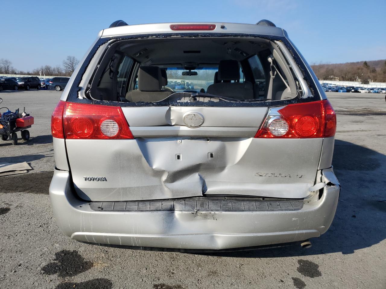 2010 Toyota Sienna - Image 6