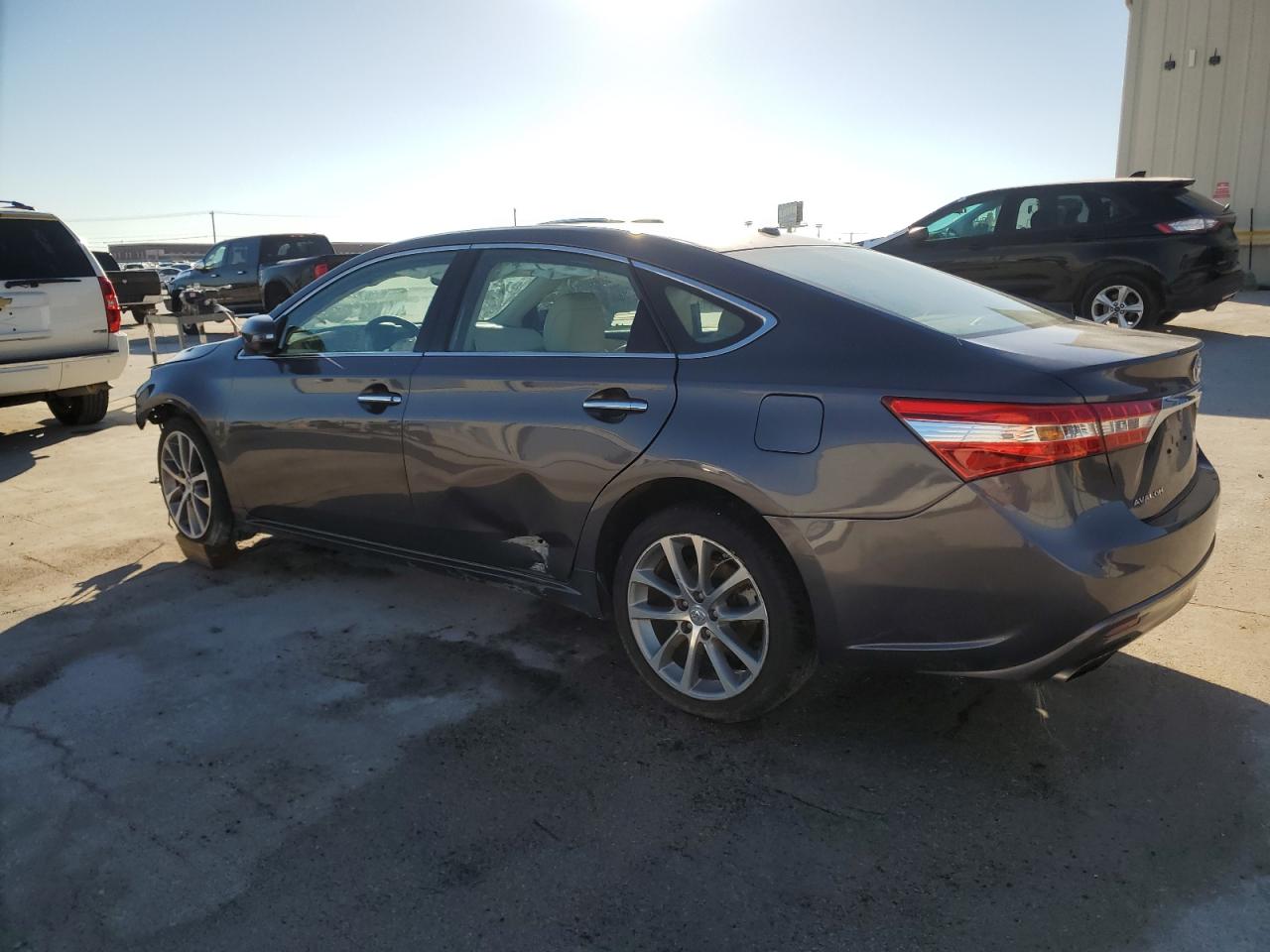2015 Toyota Avalon - Image 2