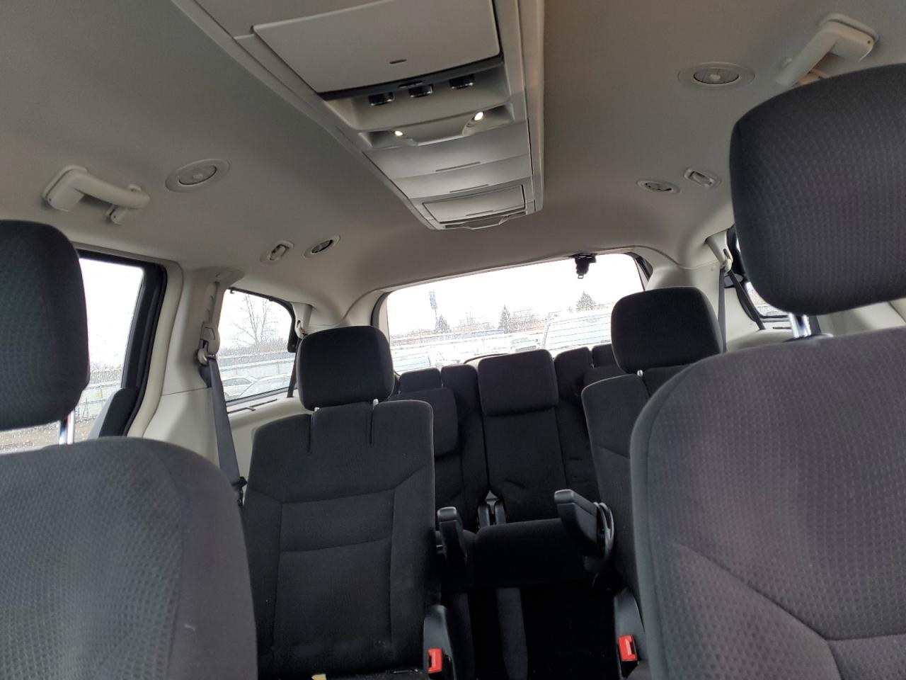 2015 Chrysler Town & Country - Image 10