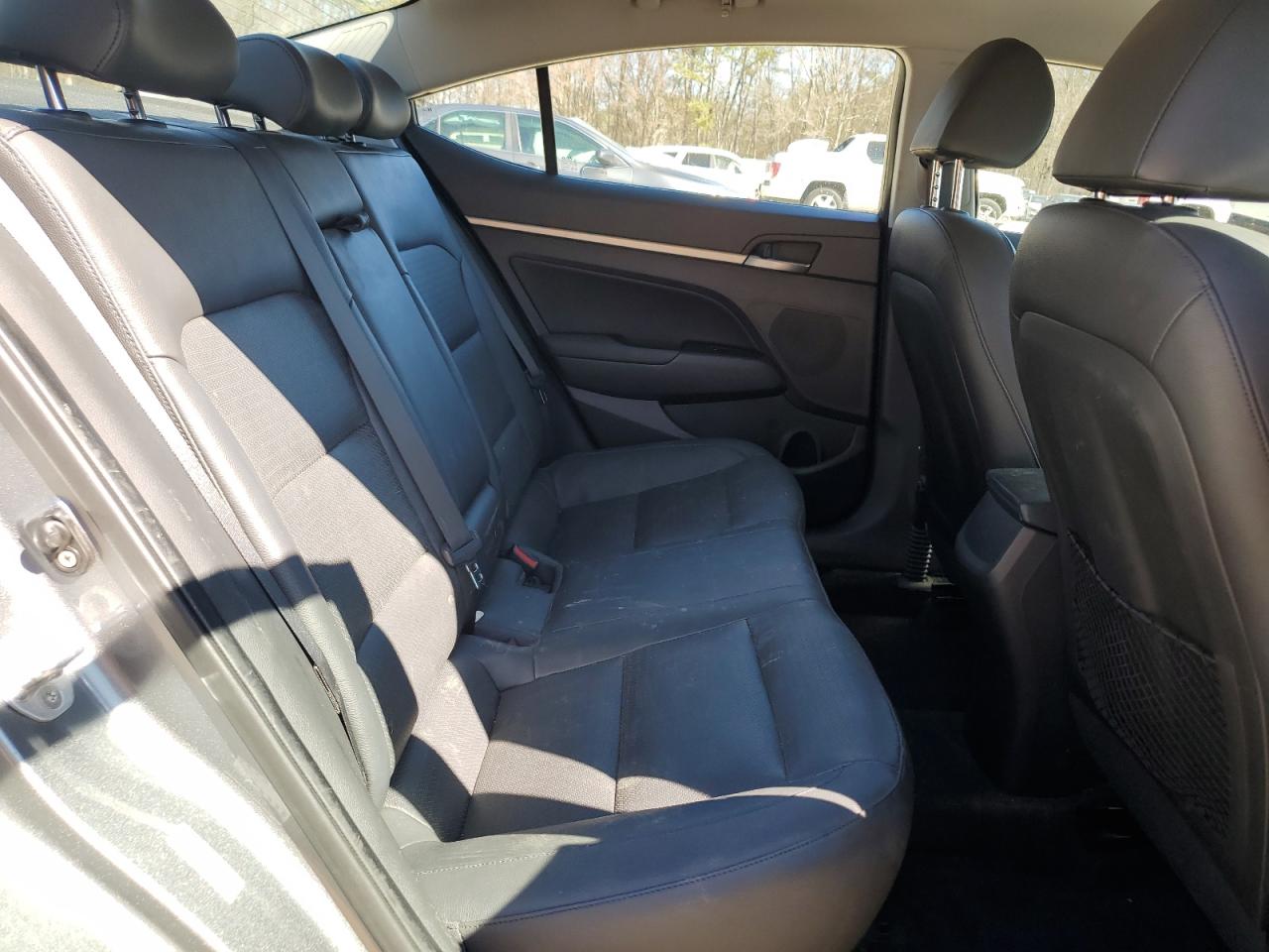 2017 Hyundai Elantra - Image 10