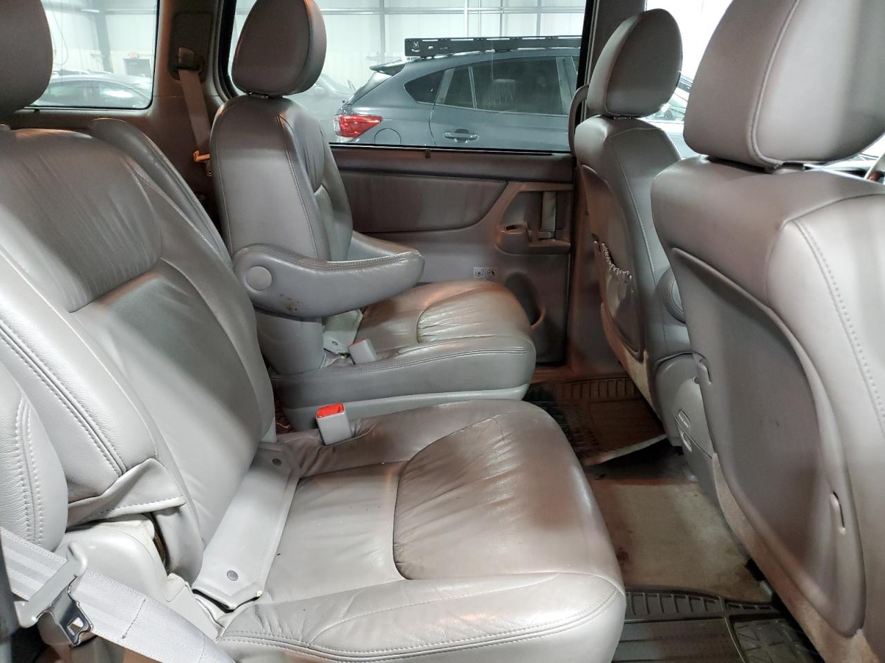2010 Toyota Sienna - Image 11