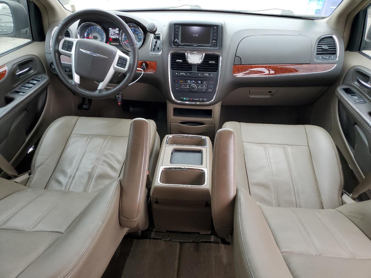 2016 Chrysler Town & Country - Image 8