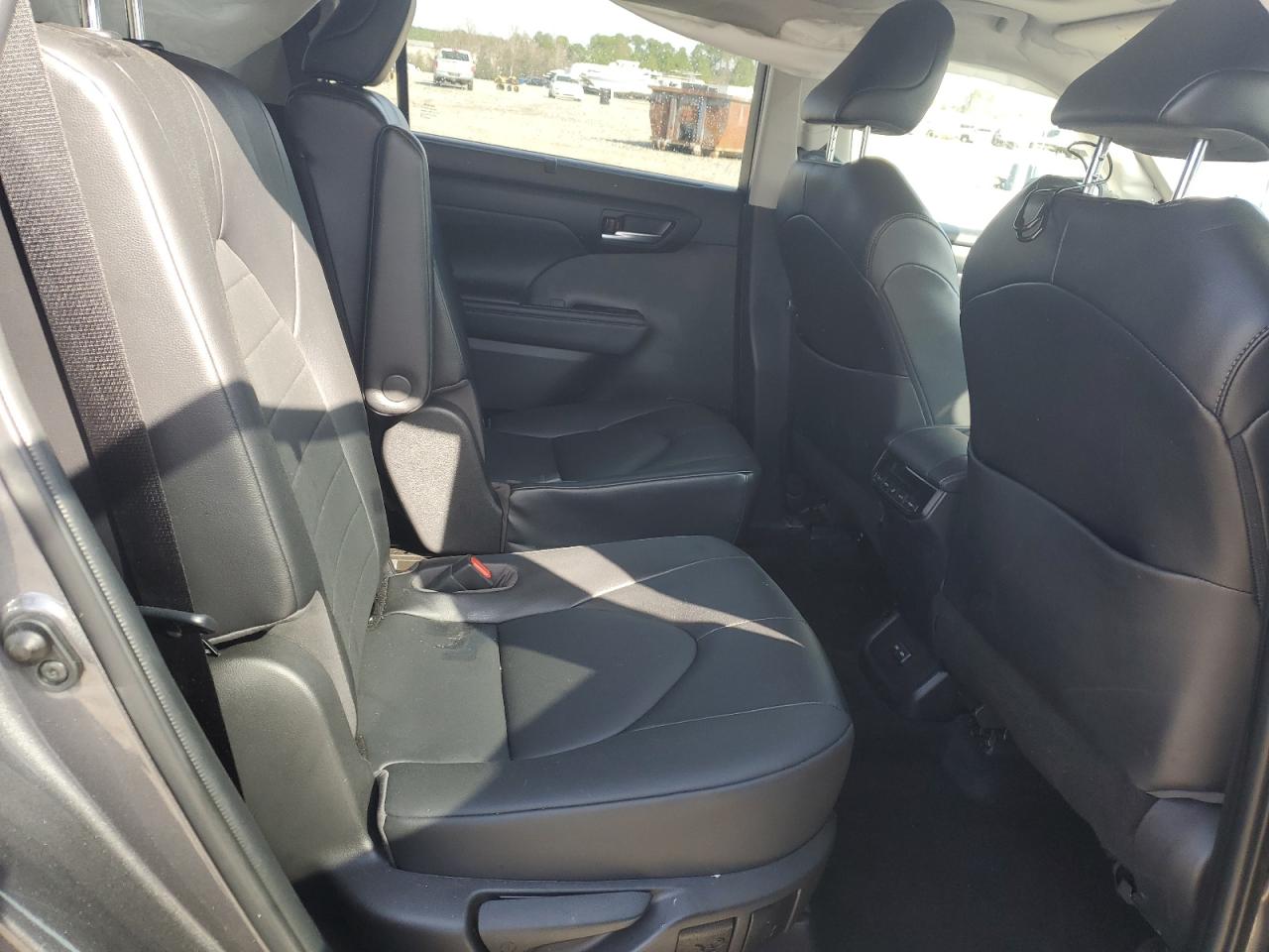 2022 Toyota Highlander - Image 11