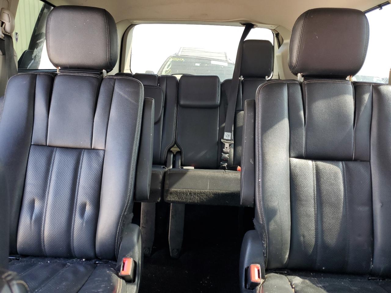 2015 Chrysler Town & Country - Image 10
