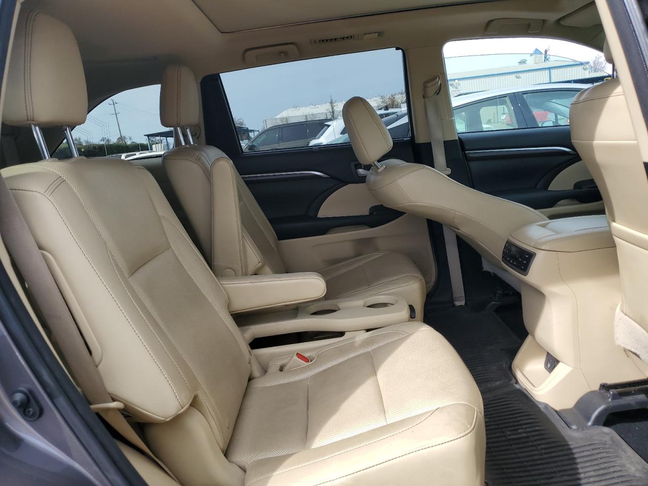 2015 Toyota Highlander - Image 11