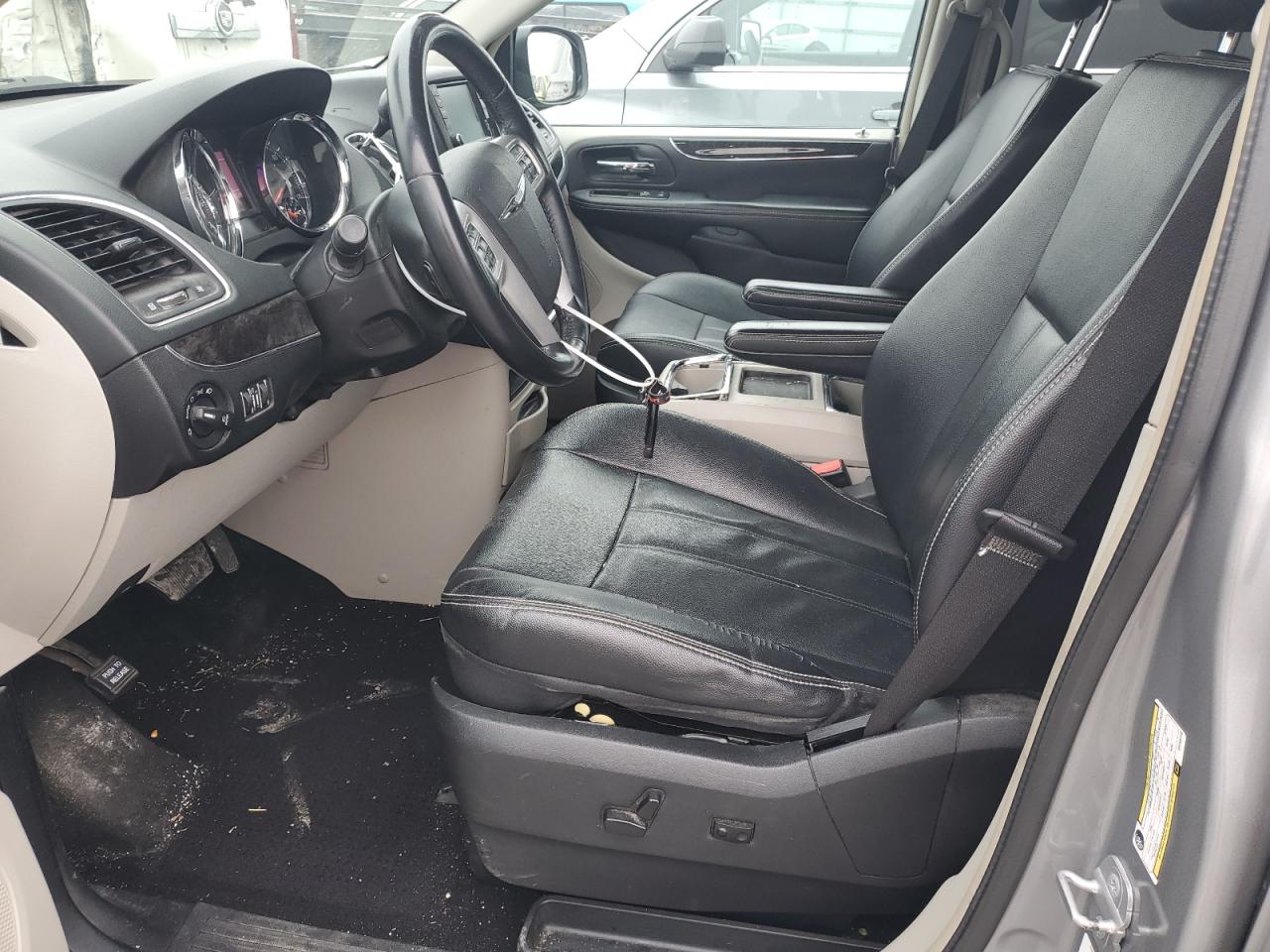 2014 Chrysler Town & Country - Image 7