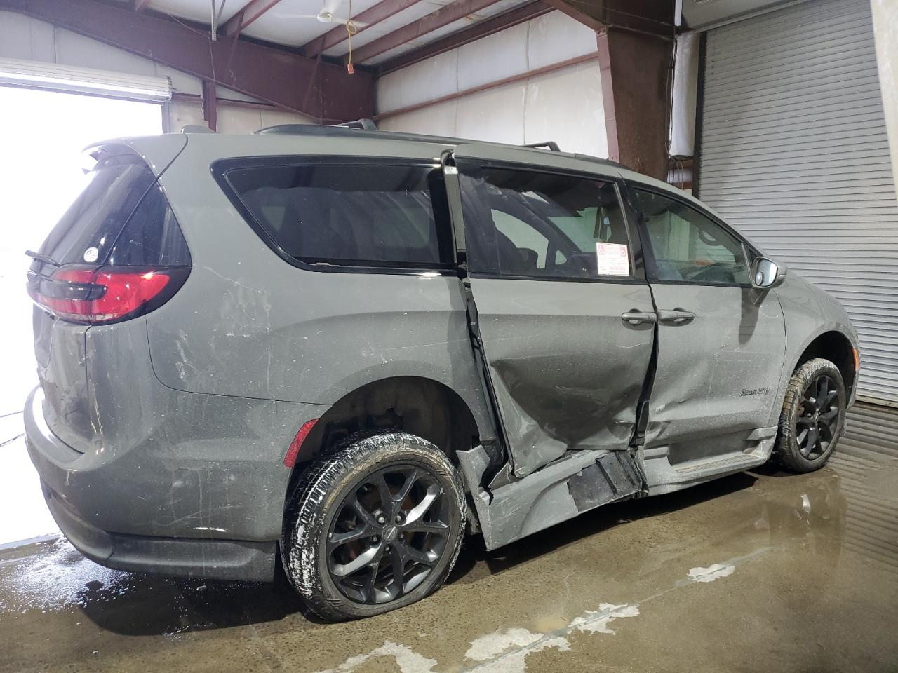 2022 Chrysler Pacifica - Image 3