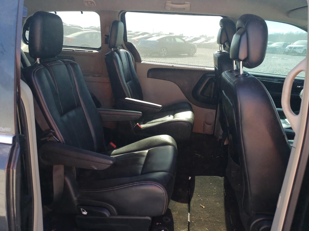 2014 Chrysler Town & Country - Image 12