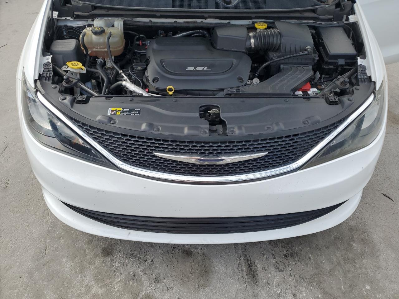 2017 Chrysler Pacifica - Image 12