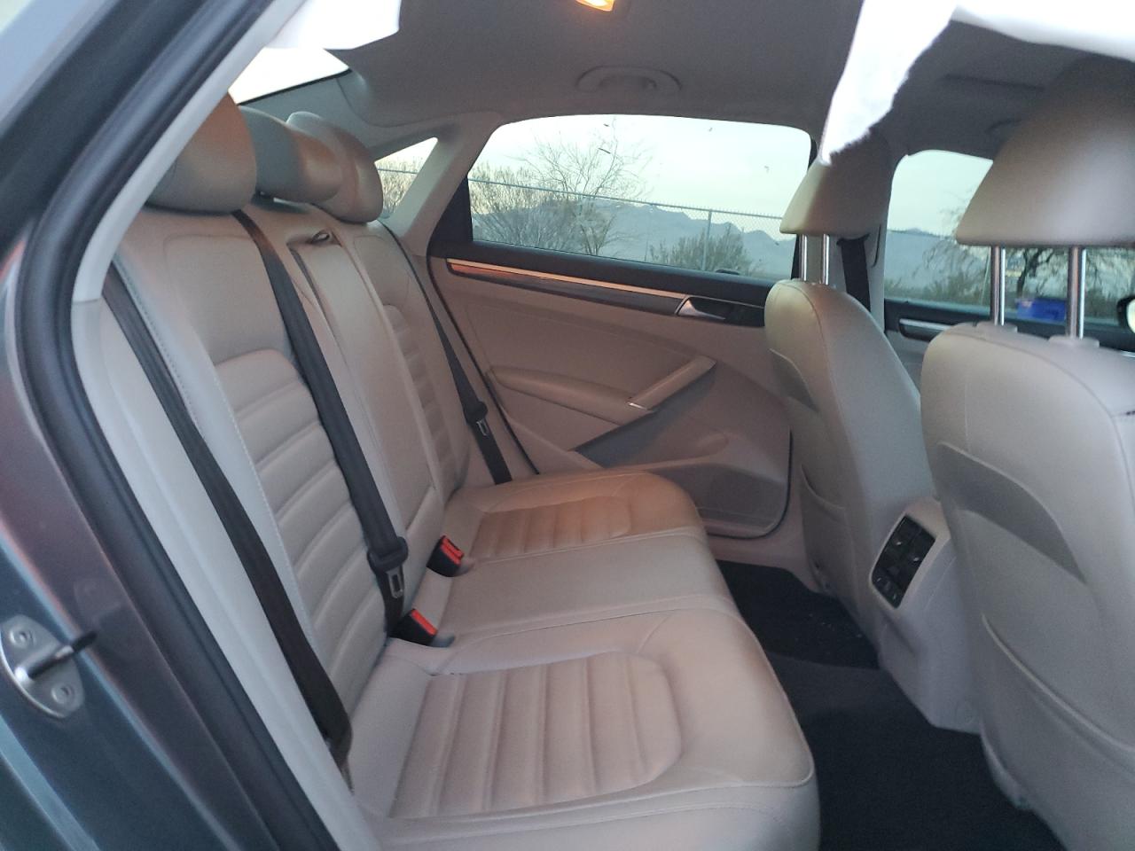 2017 Volkswagen Passat - Image 10