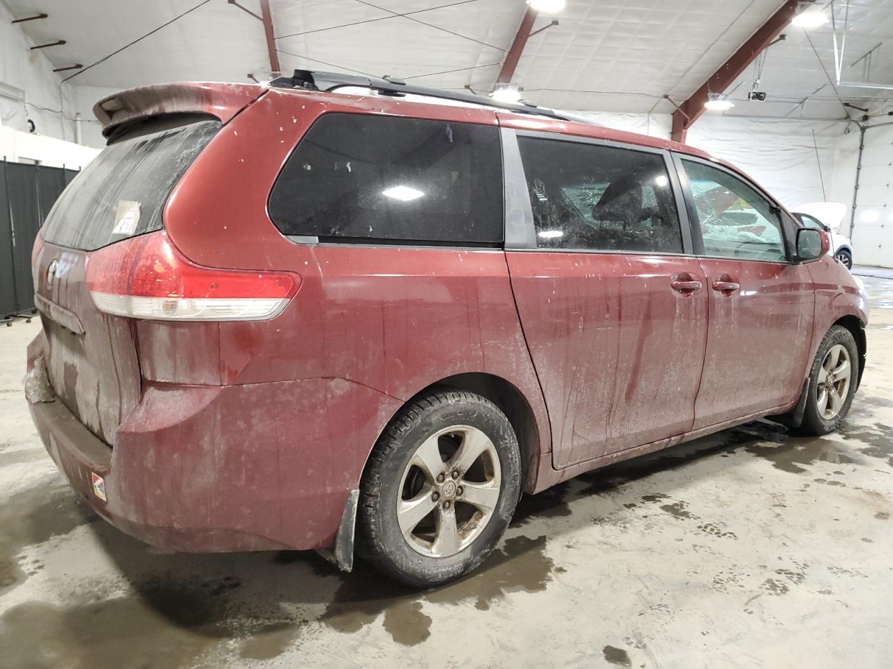 2012 Toyota Sienna - Image 3