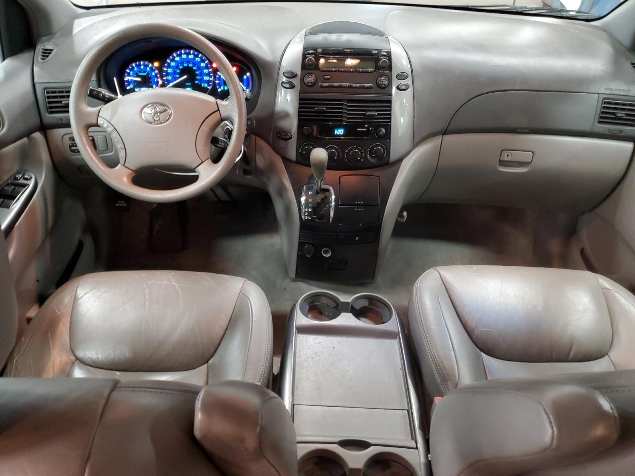 2010 Toyota Sienna - Image 8
