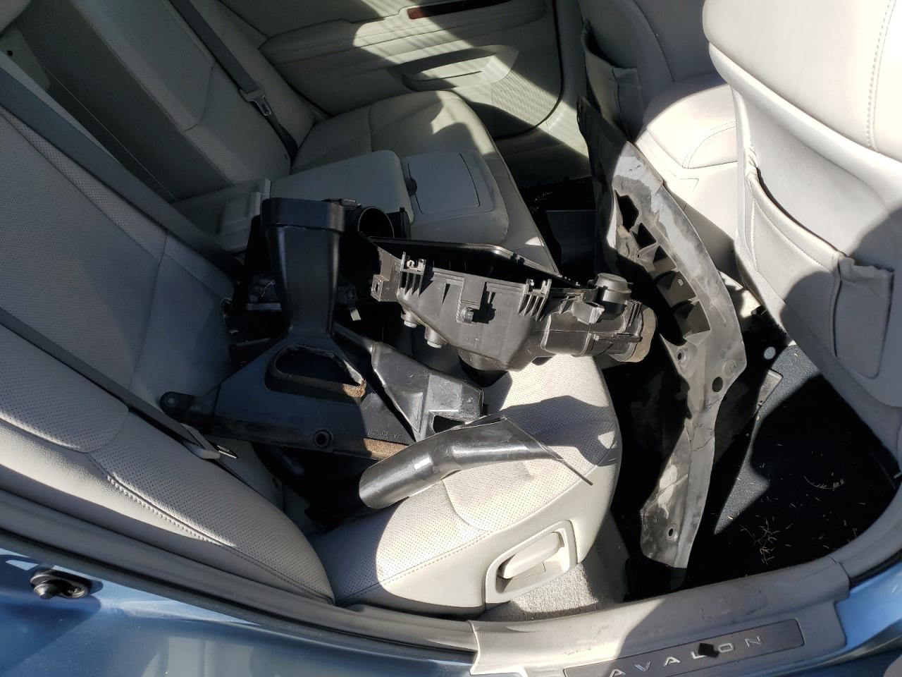 2011 Toyota Avalon - Image 12