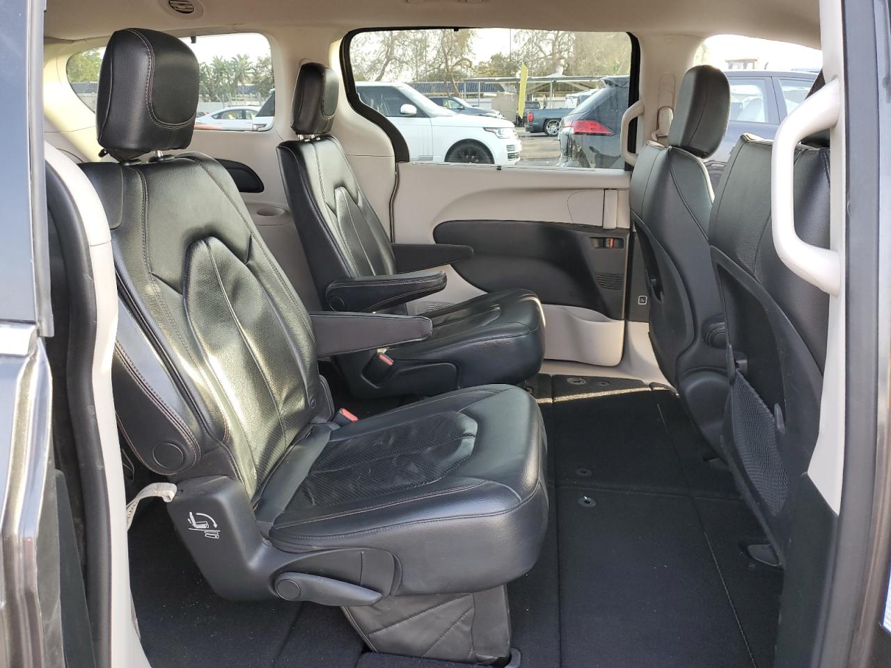 2018 Chrysler Pacifica - Image 11