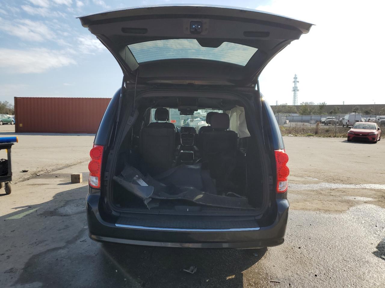 2019 Dodge Caravan - Image 6