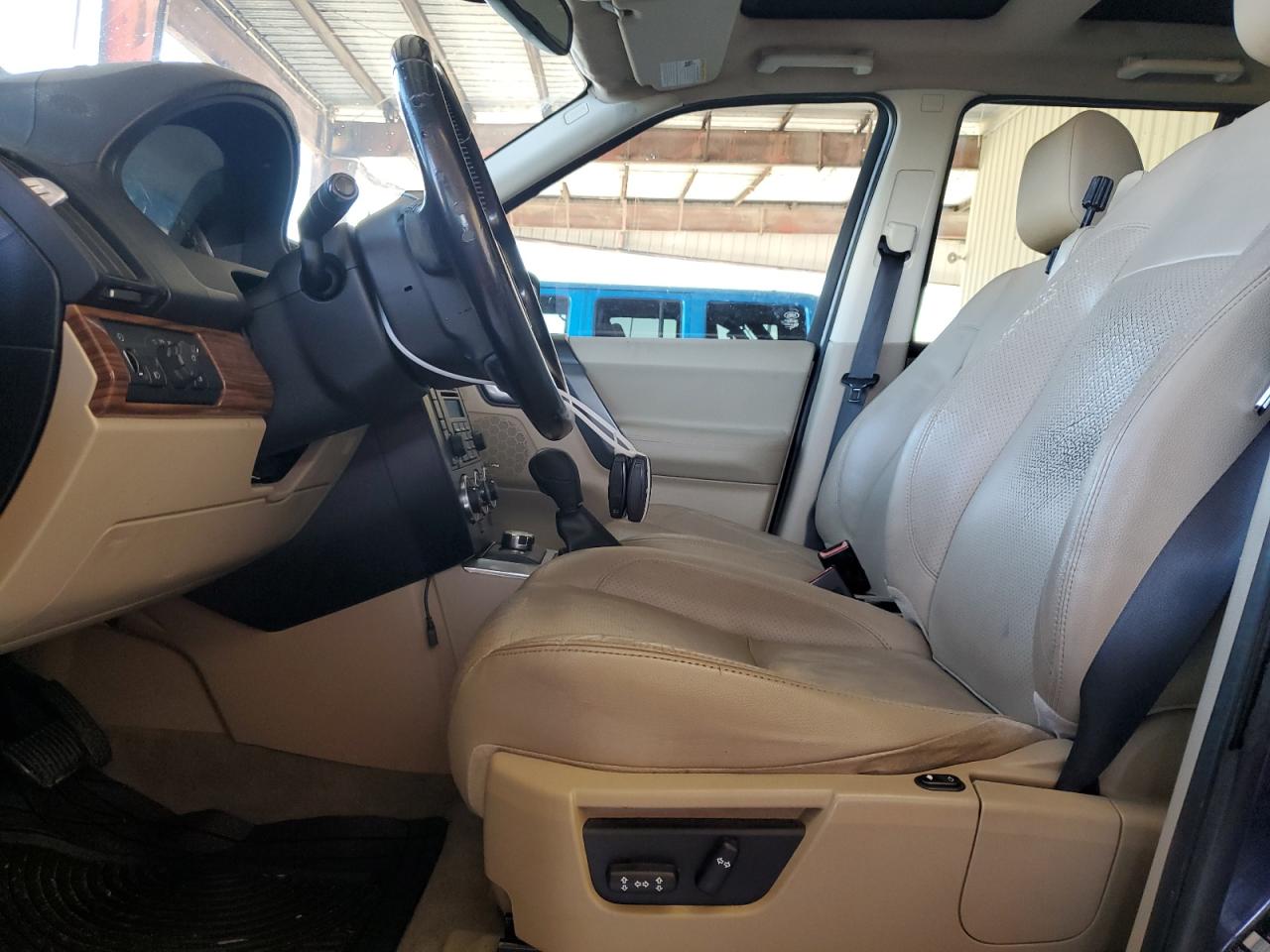 2010 Land Rover LR2 - Image 7