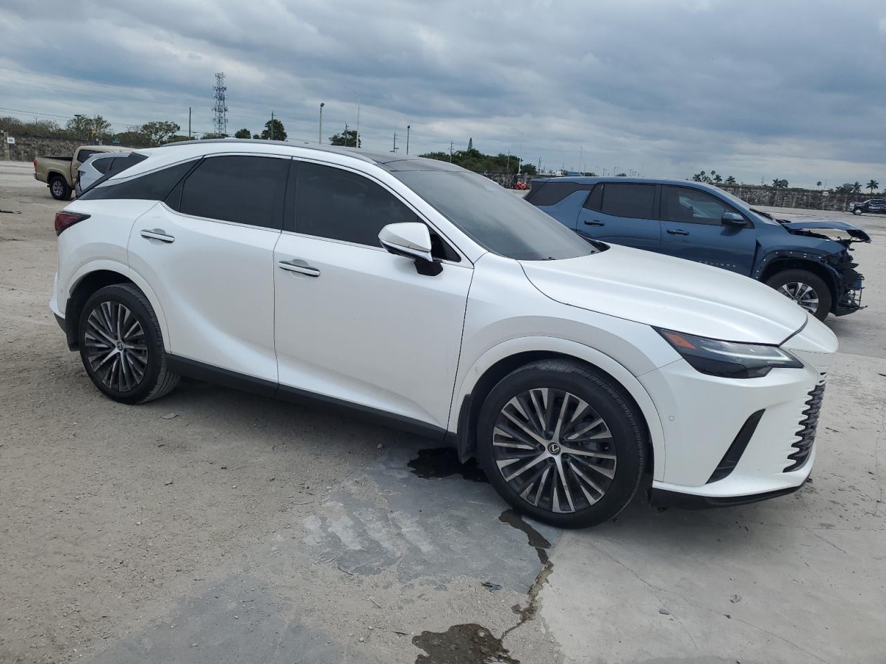 2023 Lexus RX - Image 4
