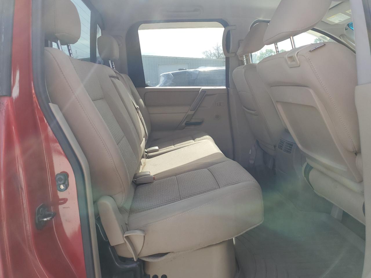 2011 Nissan Titan - Image 10