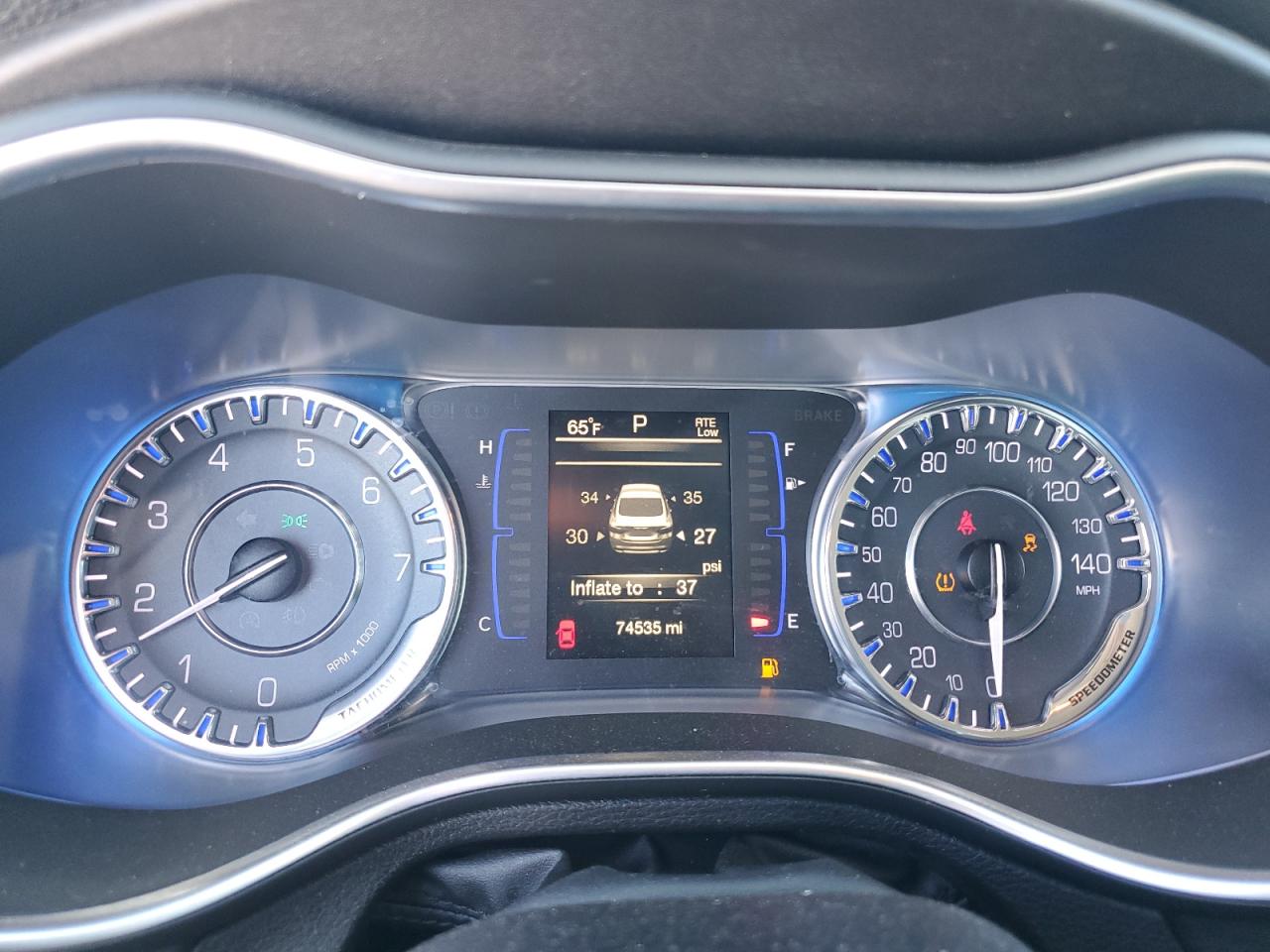 2016 Chrysler 200 - Image 9