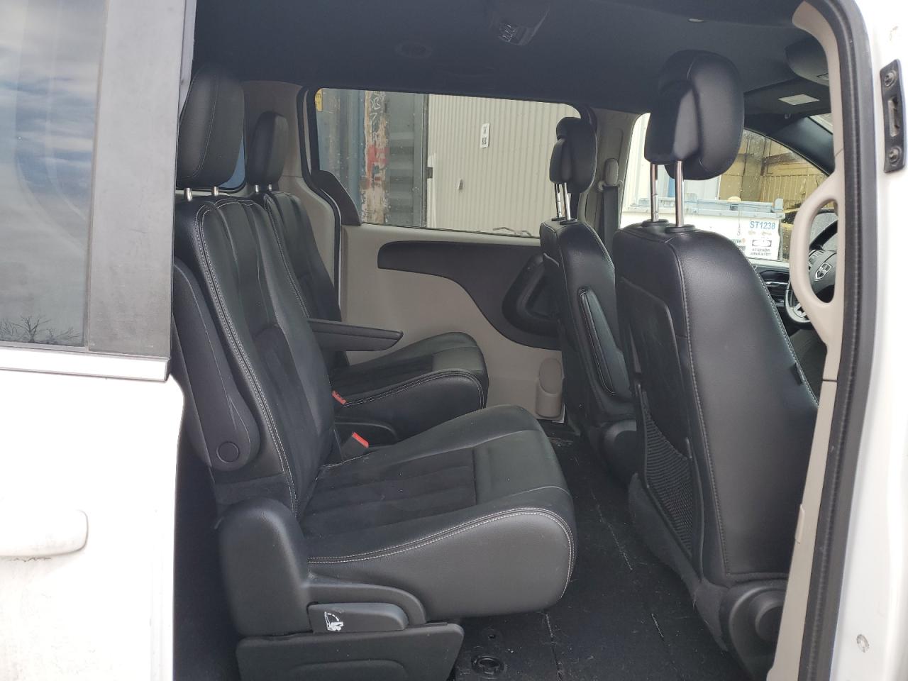 2017 Dodge Caravan - Image 11