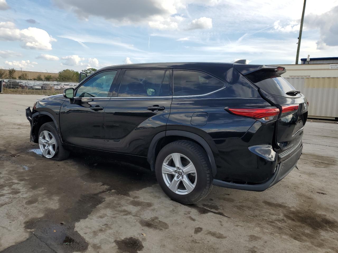 2022 Toyota Highlander - Image 2