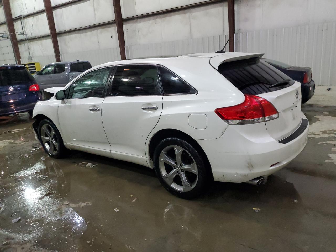 2010 Toyota Venza - Image 2