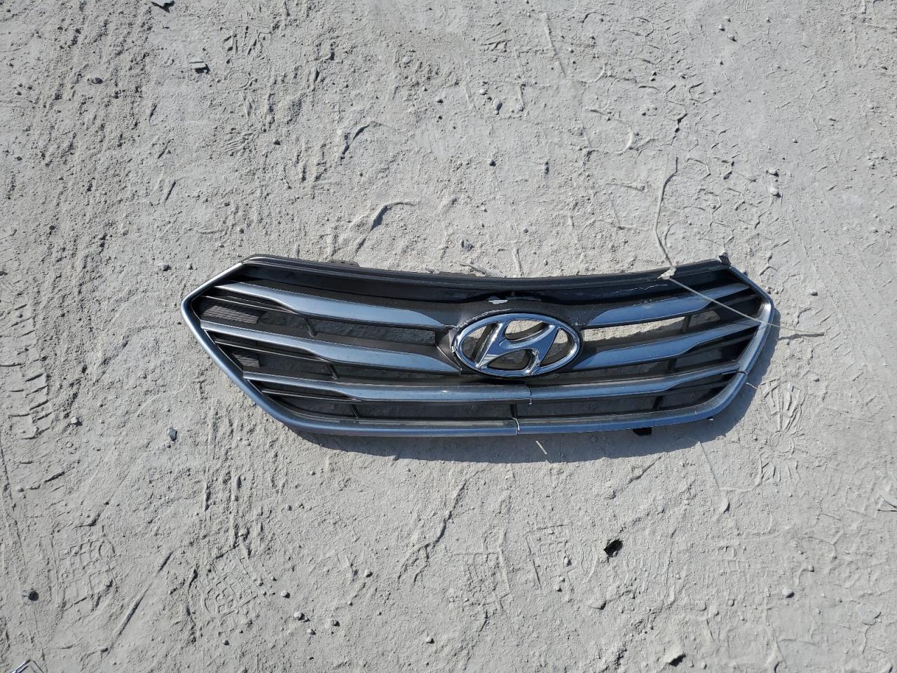 2018 Hyundai Santa Fe - Image 13