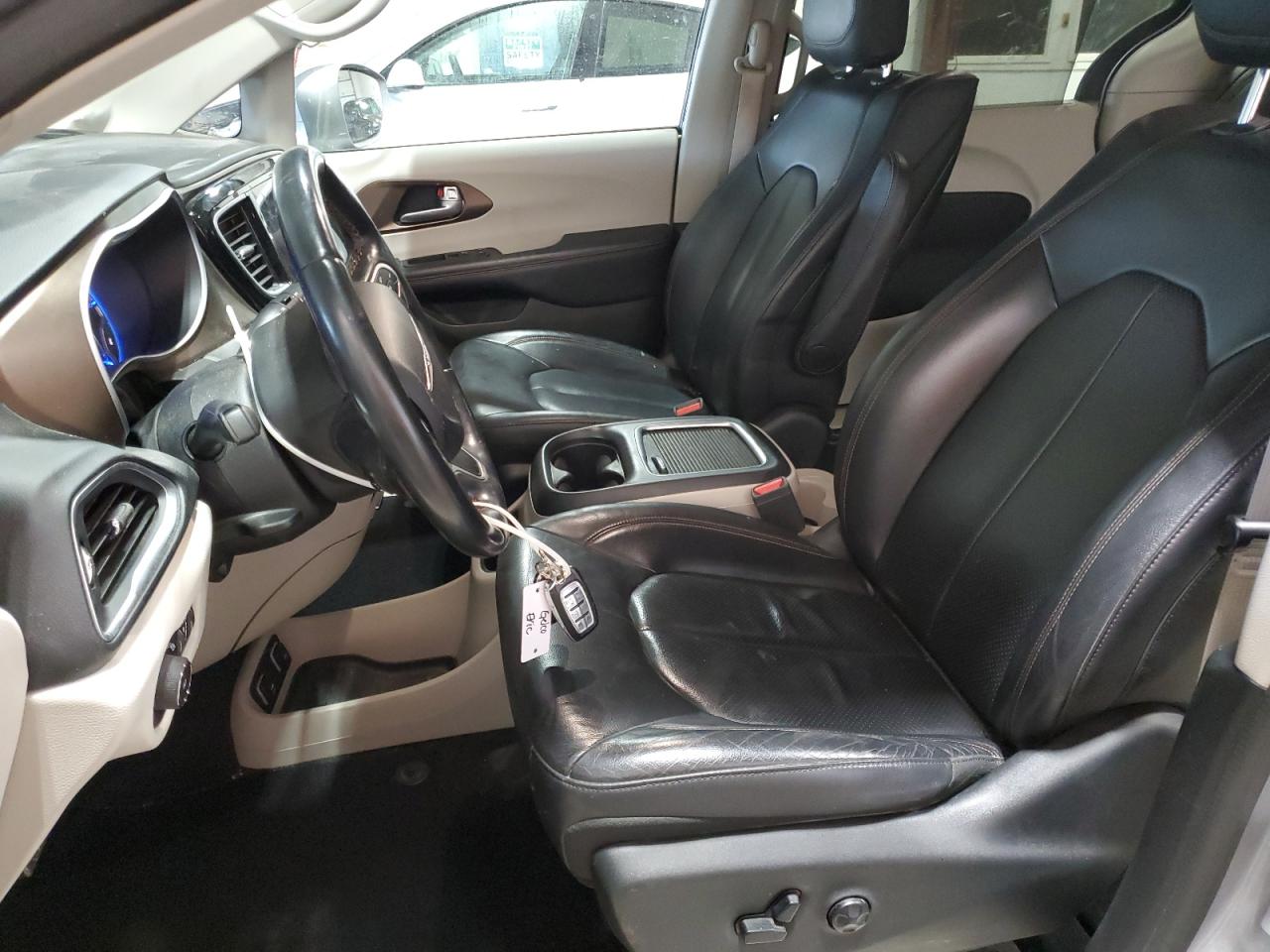 2017 Chrysler Pacifica - Image 7