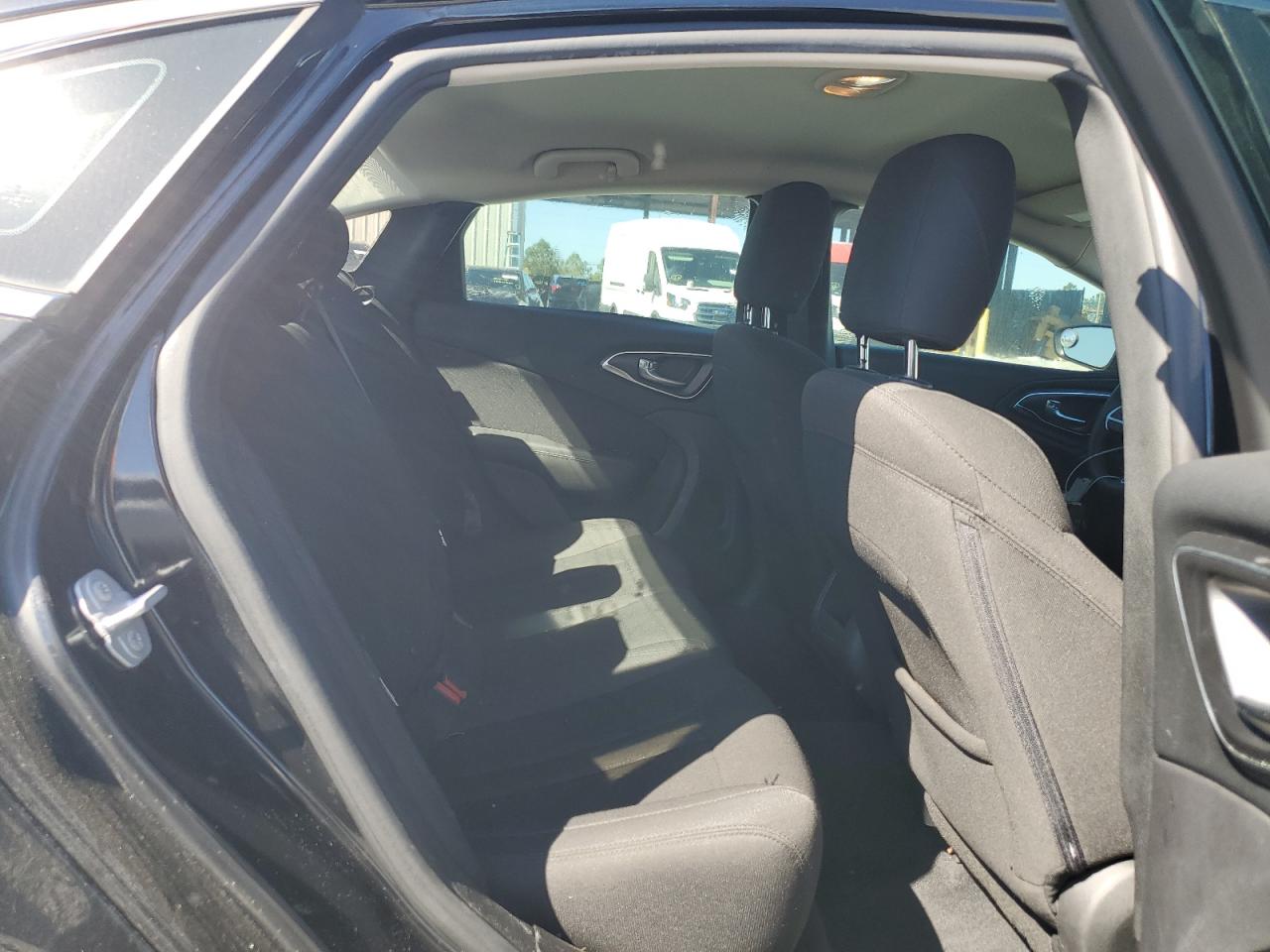2016 Chrysler 200 - Image 10