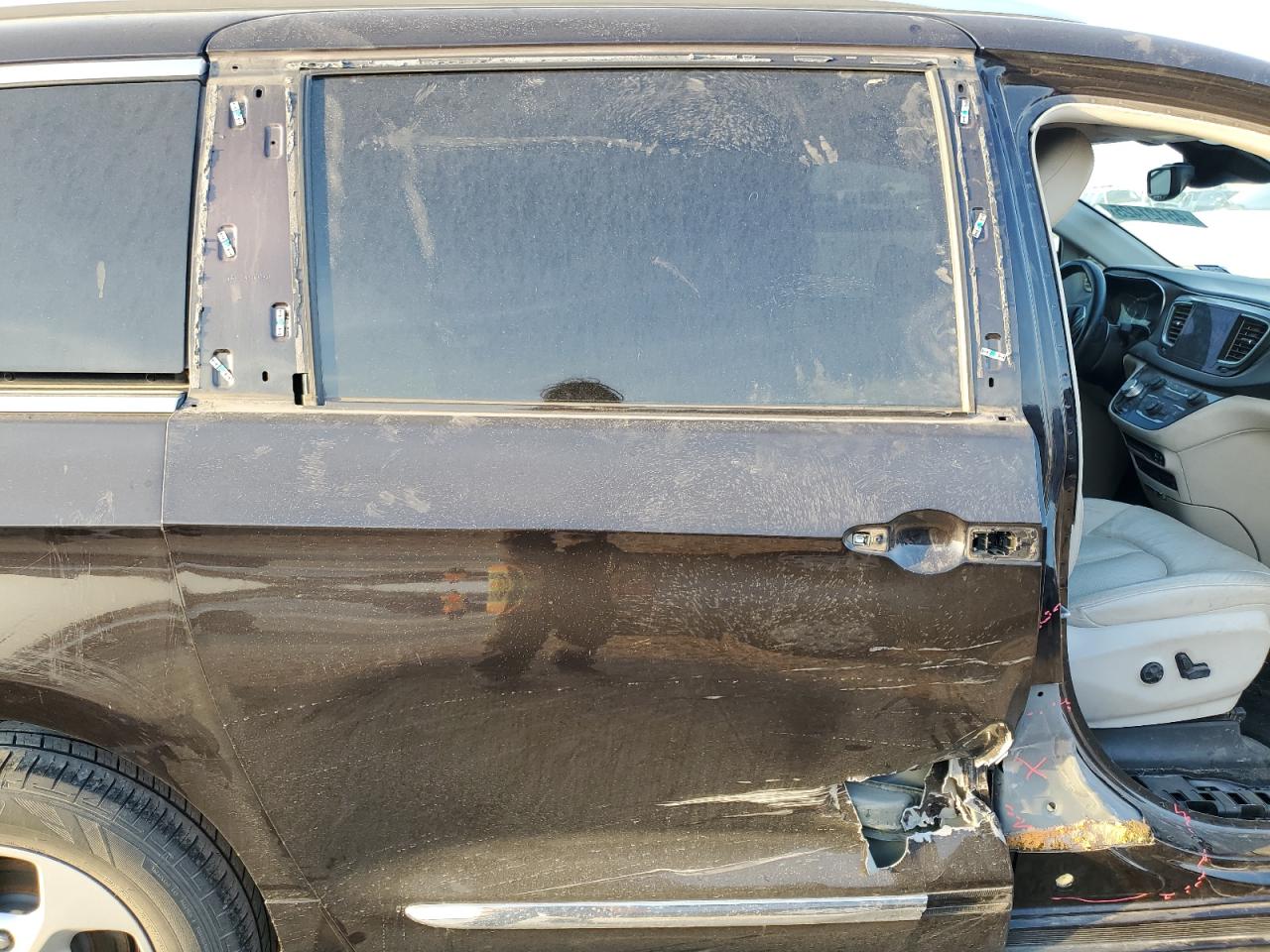 2017 Chrysler Pacifica - Image 11