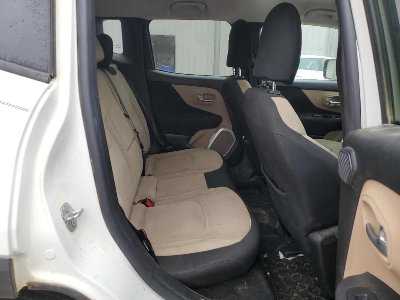 2015 Jeep Renegade - Image 11