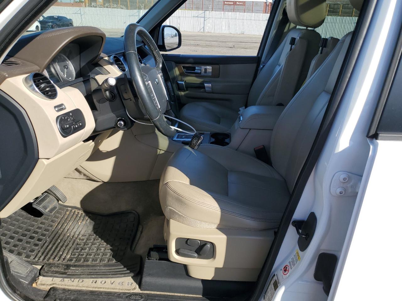 2016 Land Rover LR4 - Image 7