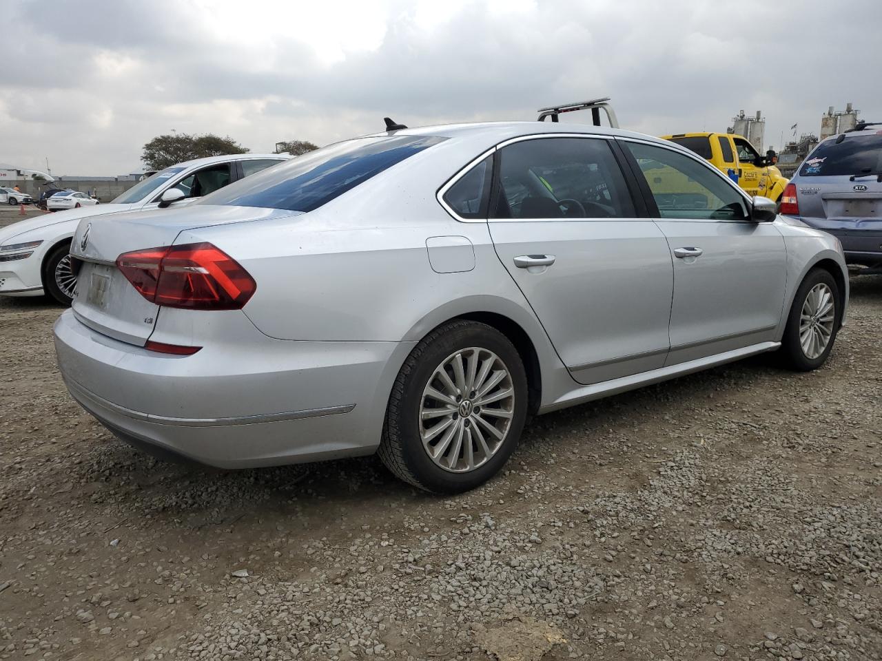 2017 Volkswagen Passat - Image 3