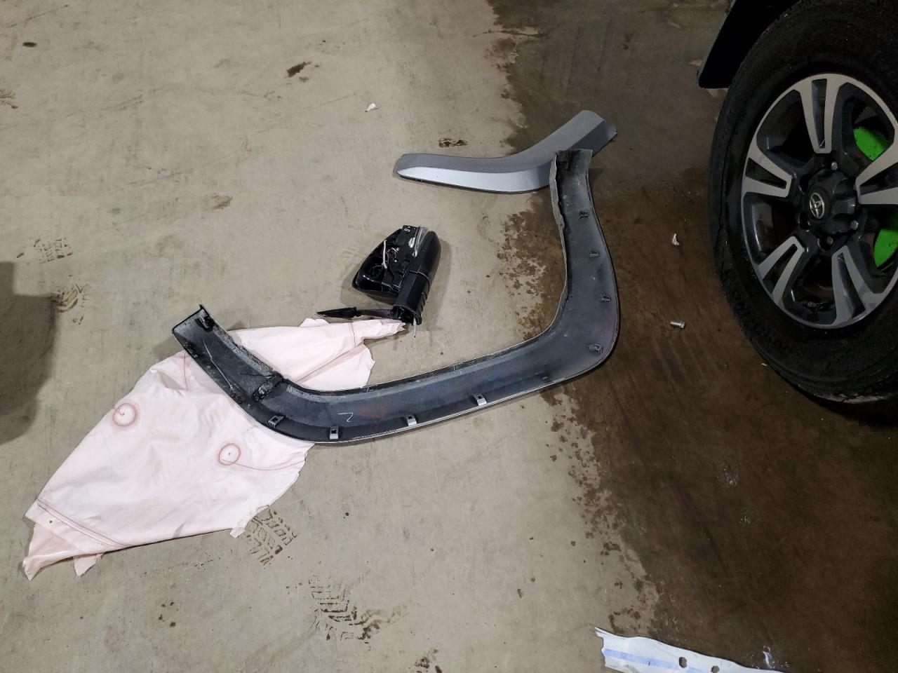 2019 Toyota Tacoma - Image 12