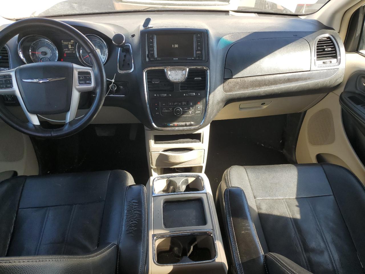 2016 Chrysler Town & Country - Image 8