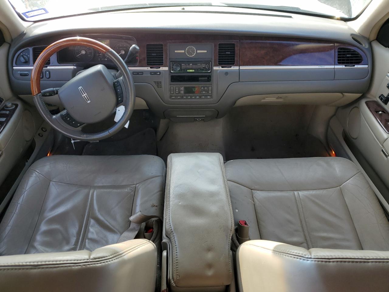 2010 Lincoln Town Car - Image 8