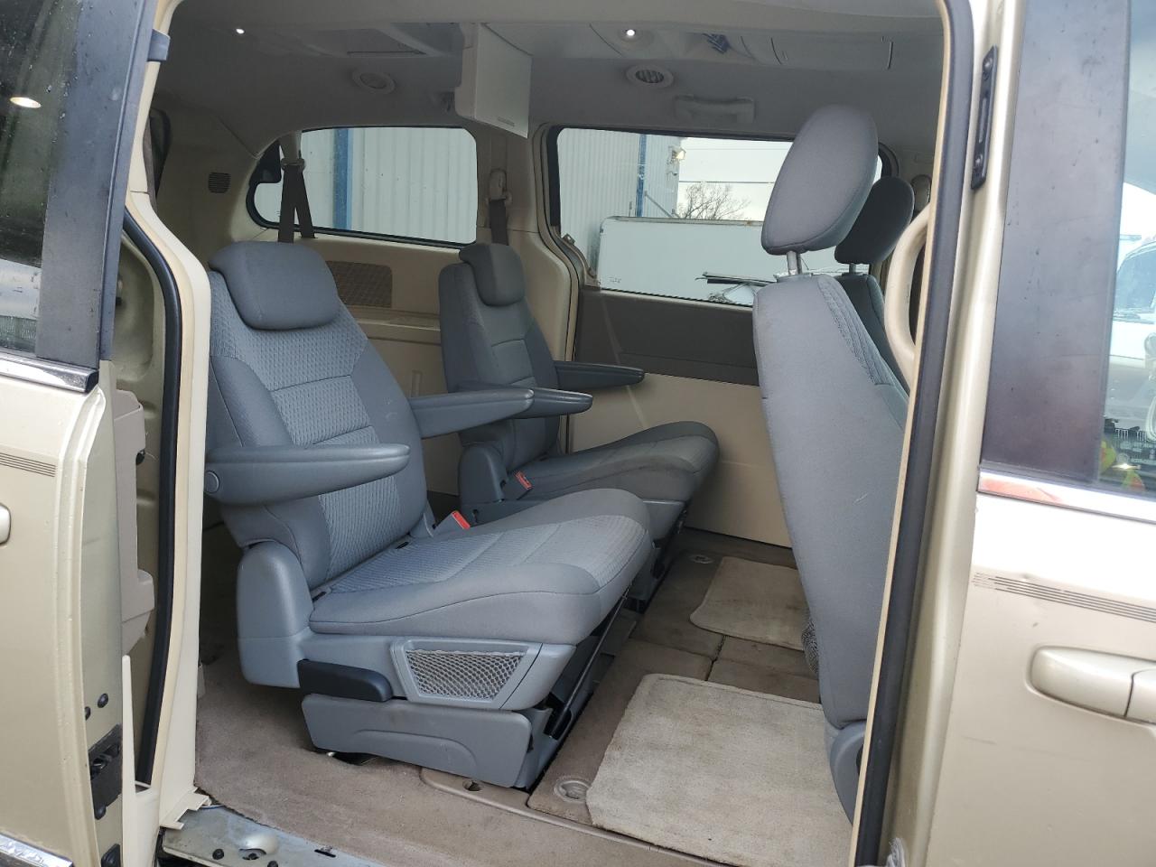 2010 Chrysler Town & Country - Image 11