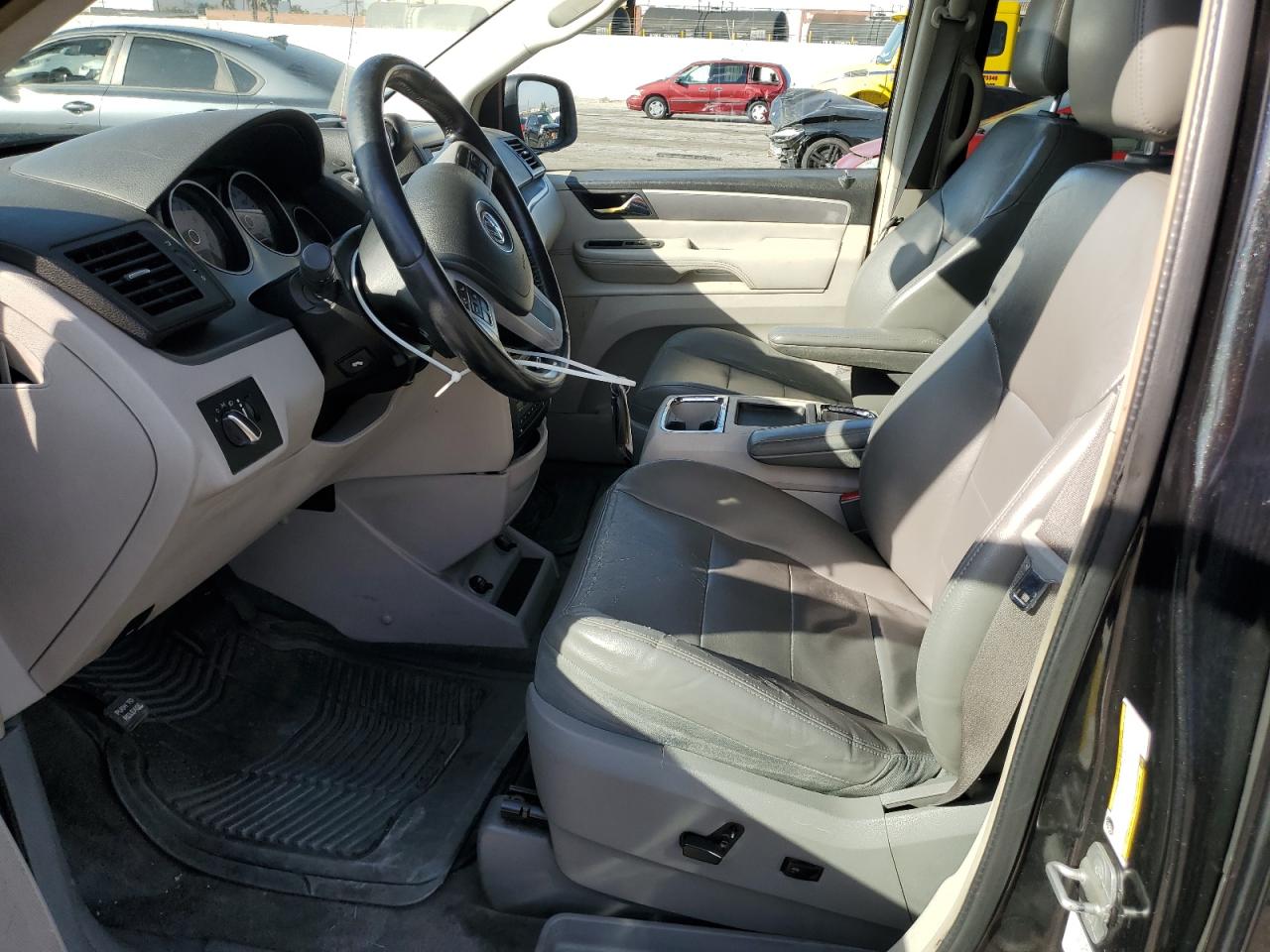 2011 Volkswagen Routan - Image 7