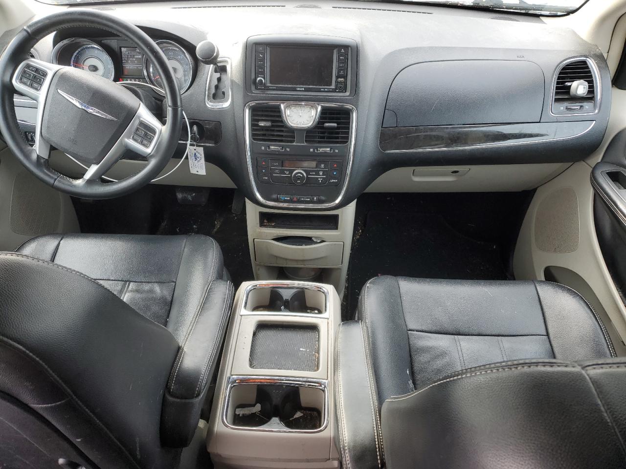 2013 Chrysler Town & Country - Image 8