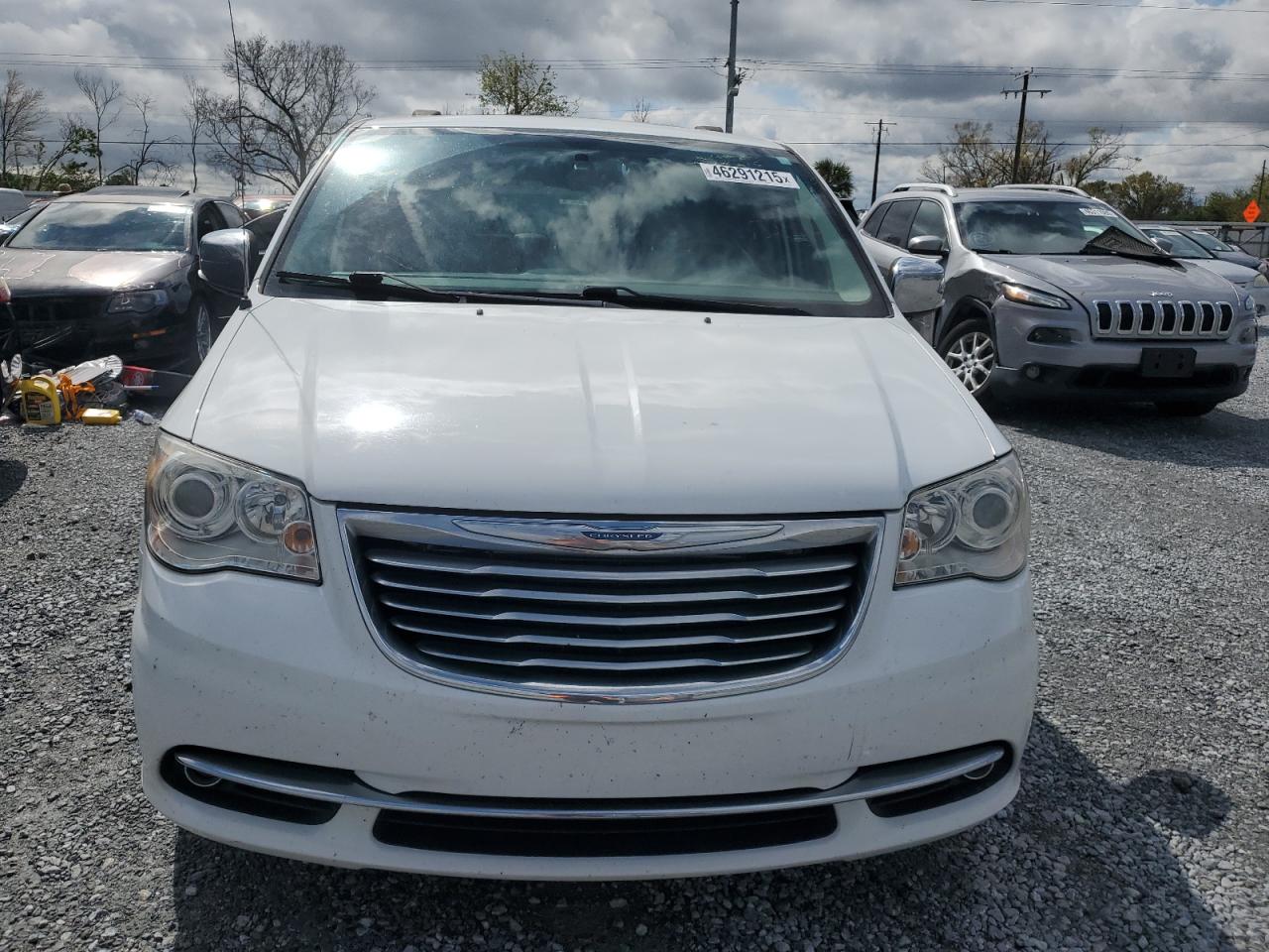 2016 Chrysler Town & Country - Image 5