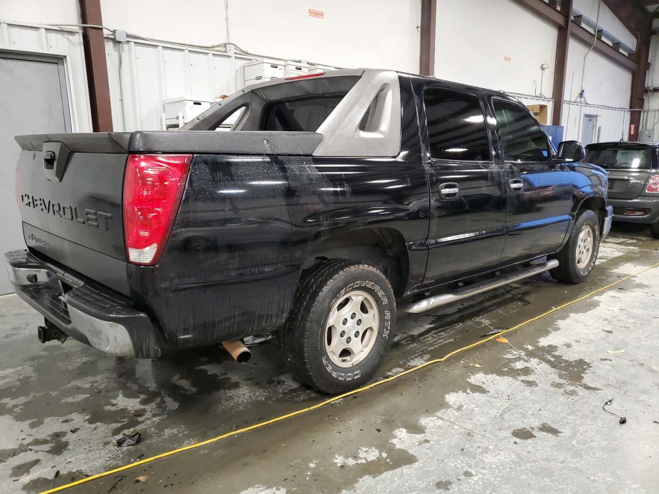 2005 Chevrolet Avalanche - Image 3