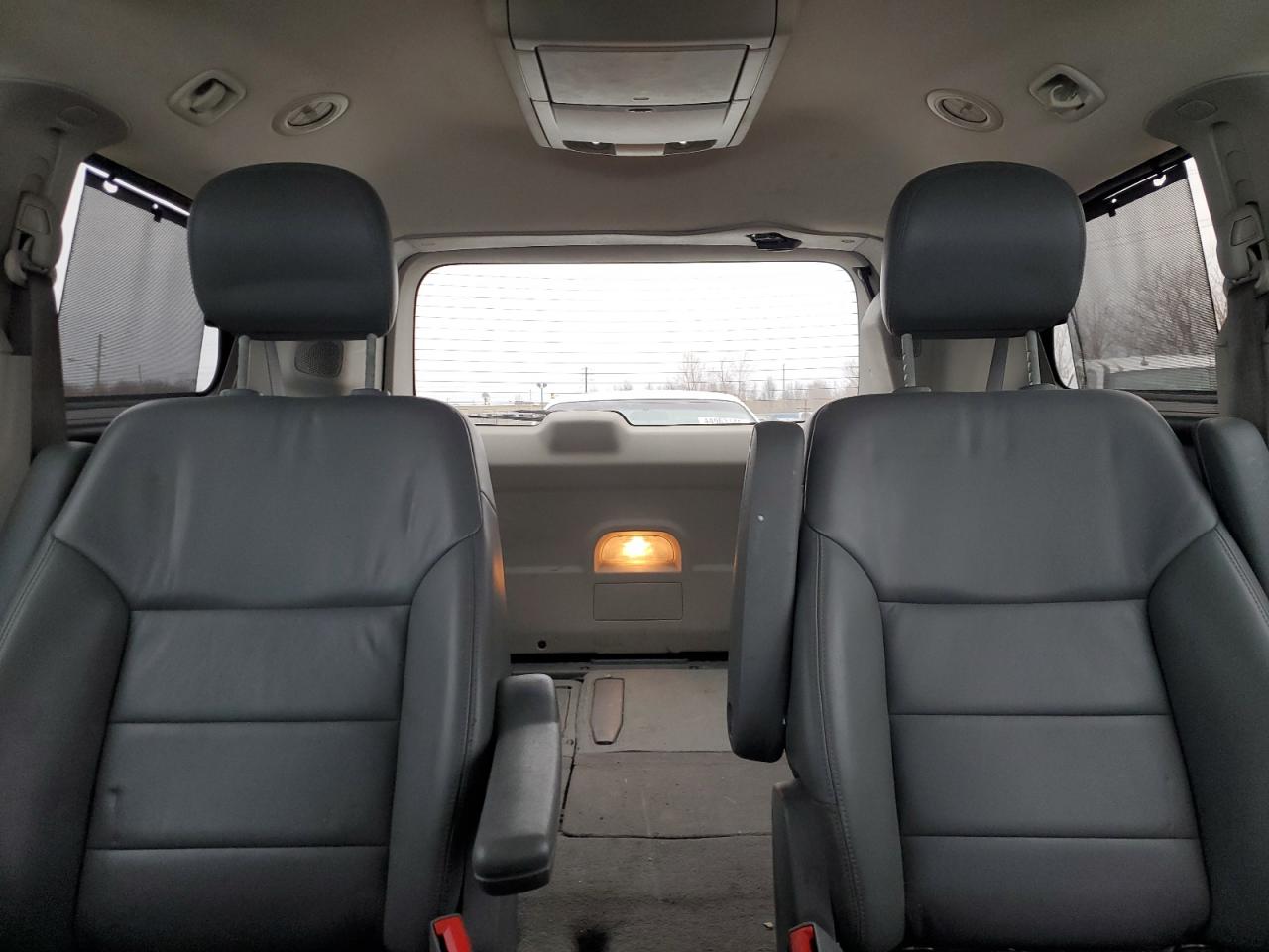 2012 Volkswagen Routan - Image 10