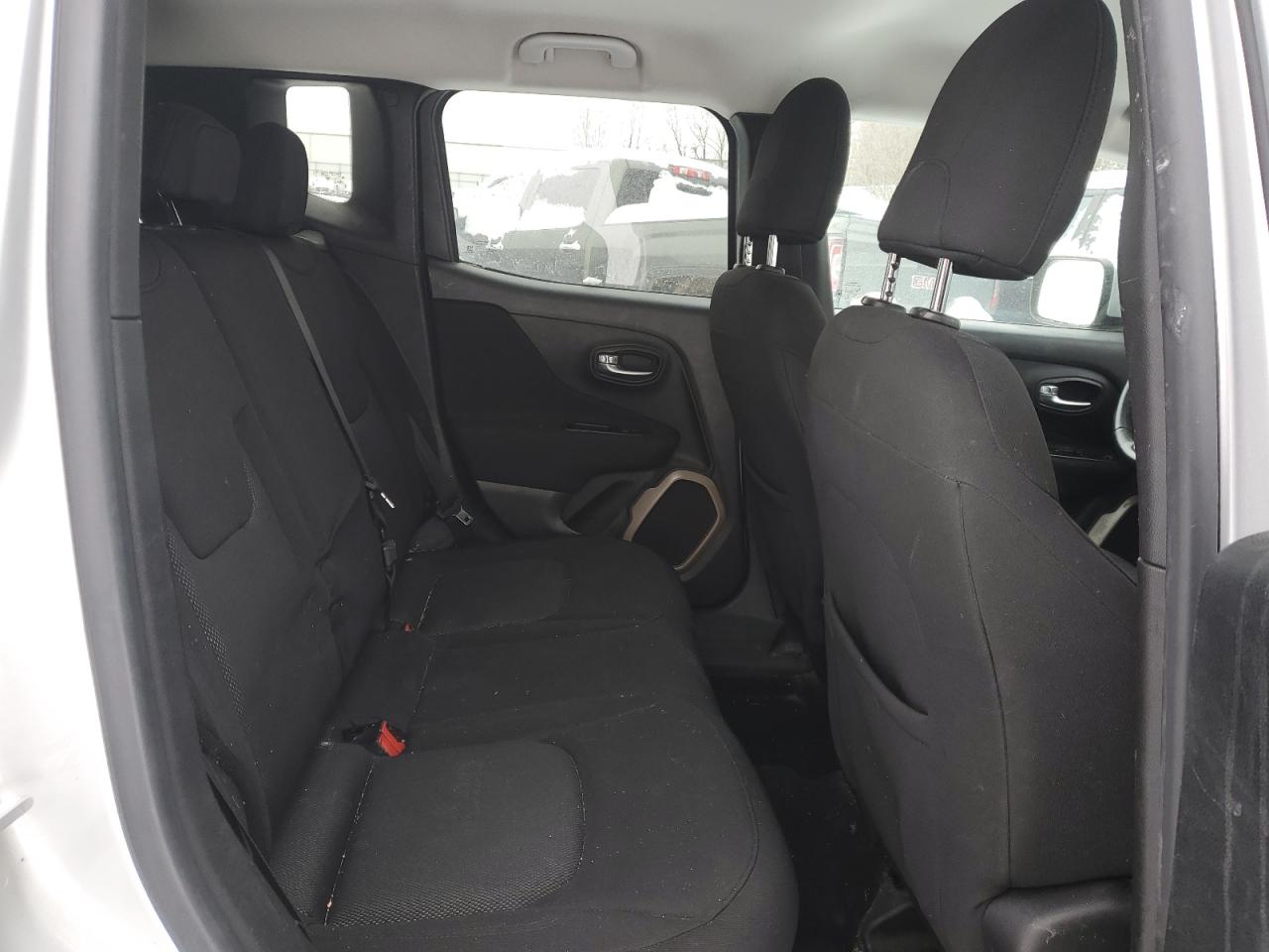 2015 Jeep Renegade - Image 11